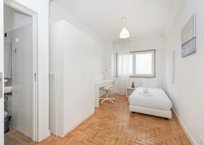 Houze Spacious Near Marques De Pombal Lägenhet